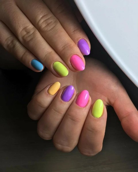 Яркий маникюр