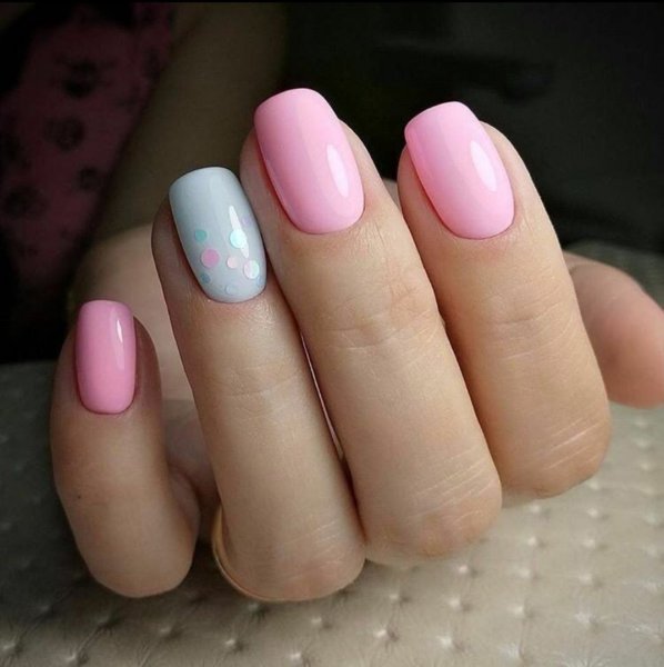 Пастельно розовый маникюр