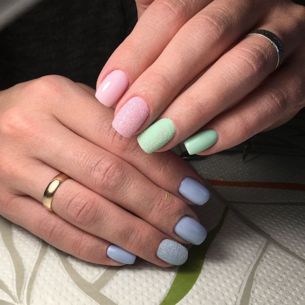 Маникюр на короткие ногти разными цветами