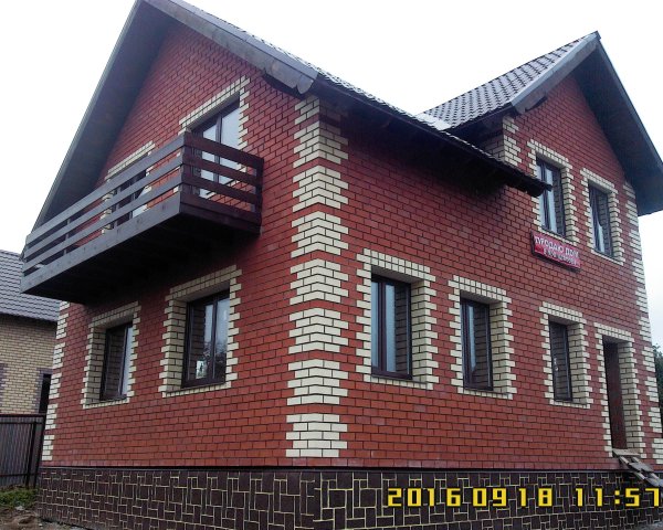 Красный кирпичный дом