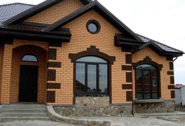 Фасад из облицовочного кирпича