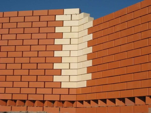 Стена из керамического кирпича