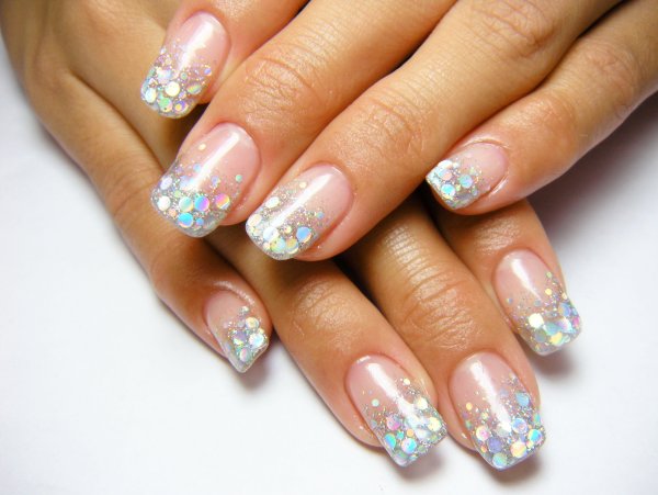 Маникюр короткий френч с блестками свадебный