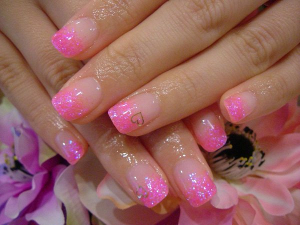 Маникюр с блестками и рисунком