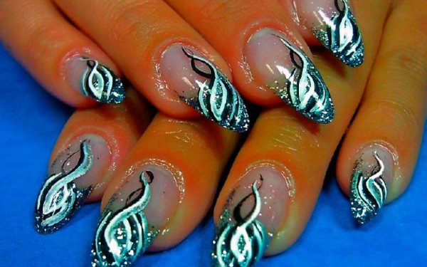 Нарощенные ногти с блестками