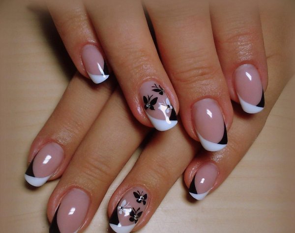 Красный френч на миндалевидных 2021