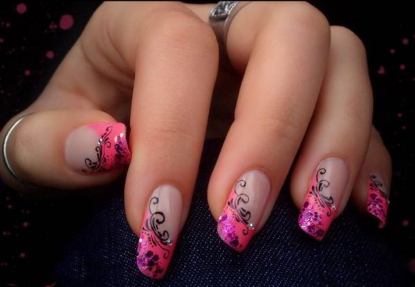 Розовый маникюр френч узоры