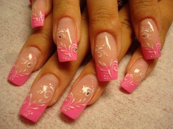Красивые нарощенные ногти с узором к 8 марта