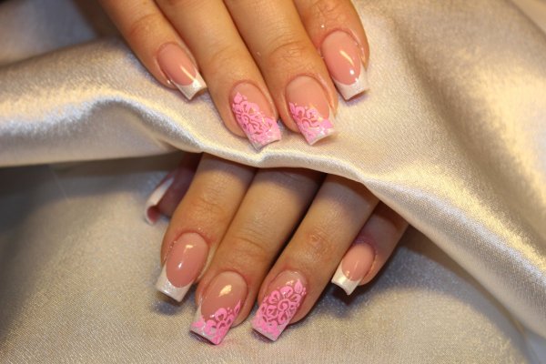 Французский маникюр с песком