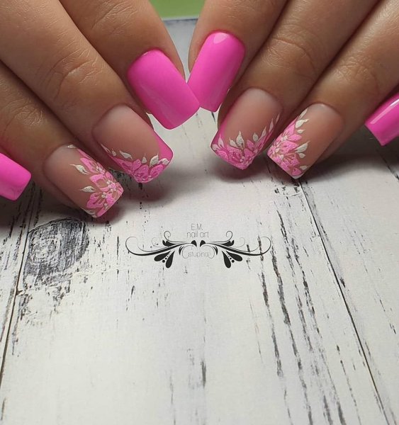 Маникюр френч розовый