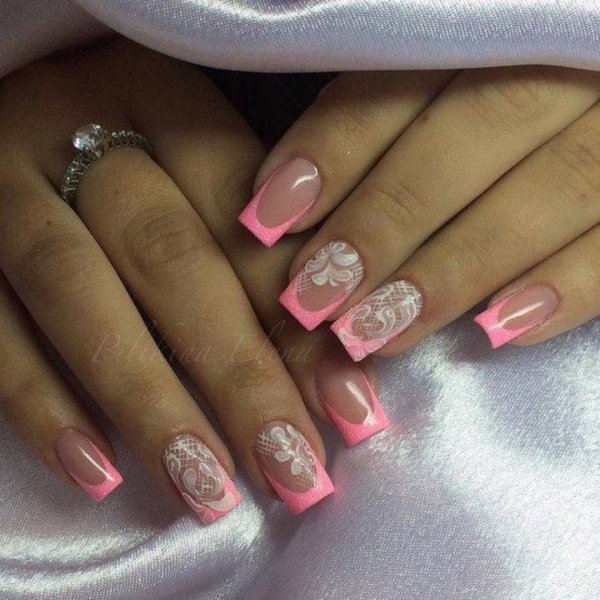 Розовый френч на ногтях