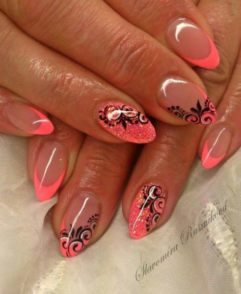 Розово красный френч на овальные ногти