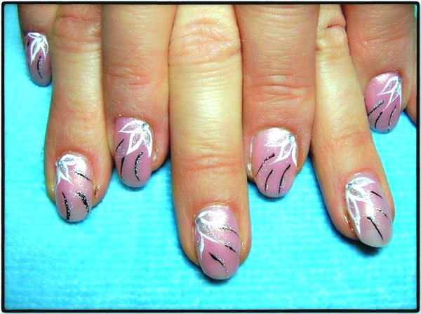 Коричневый маникюр с узорами