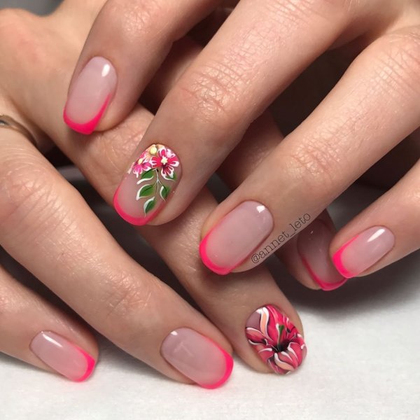 Маникюр бежевый с синими цветами