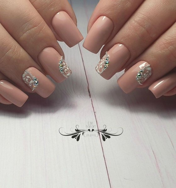 Ногти миндаль френч со стразами