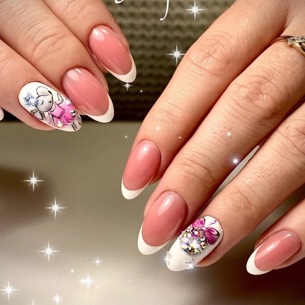 Французский маникюр с узором