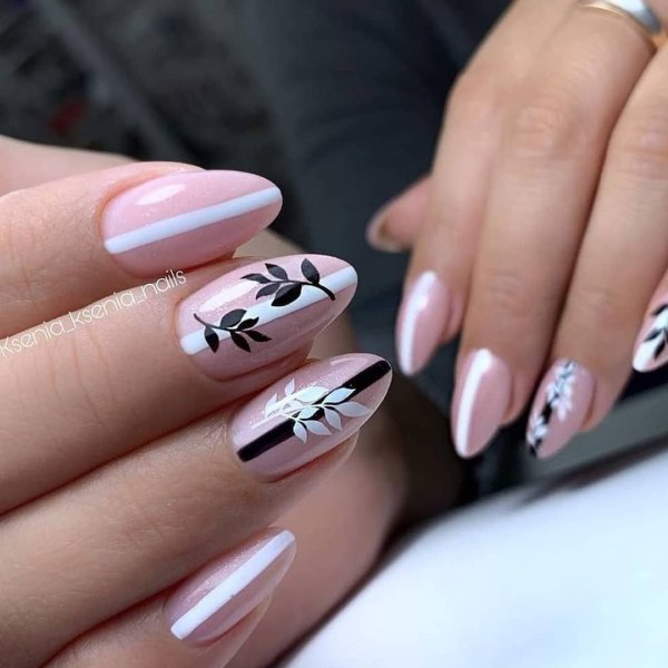 Розовый маникюр с вензелями