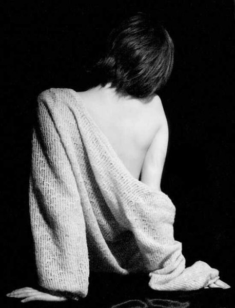 Девушка с короткими волосами со спины