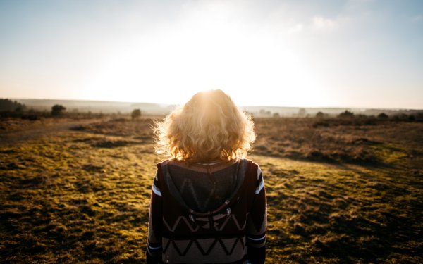 Девушка с короткими волосами на закате