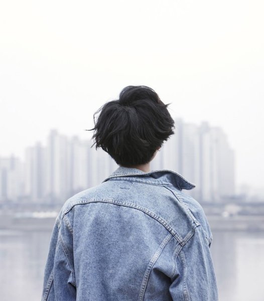 Нарисованная девушка со спины брюнетка