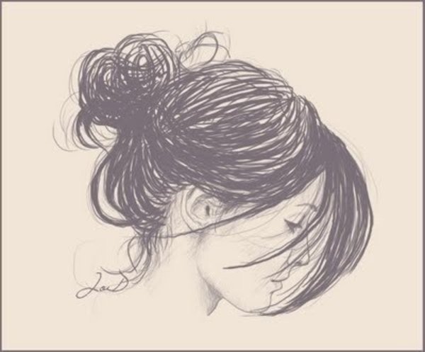 Девушка с короткими волосами со спины