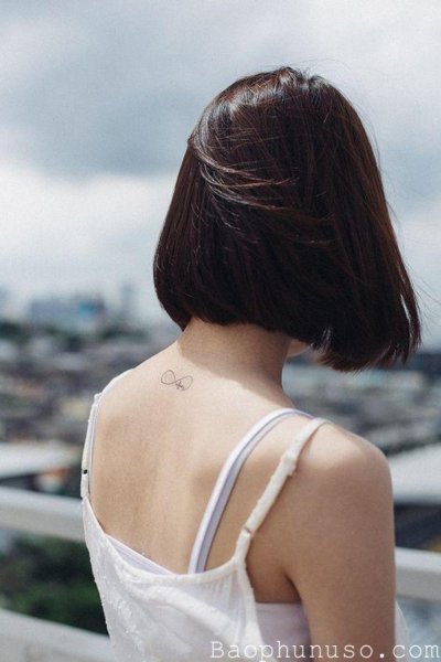 Девушка с каре со спины