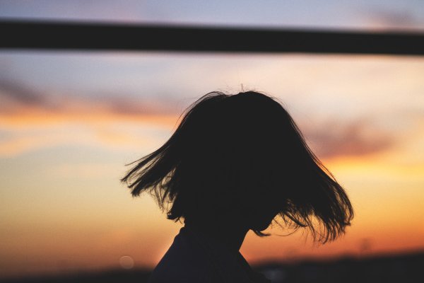 Женщина блондинка со спины