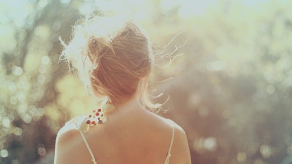 Силуэт девушки с короткими волосами