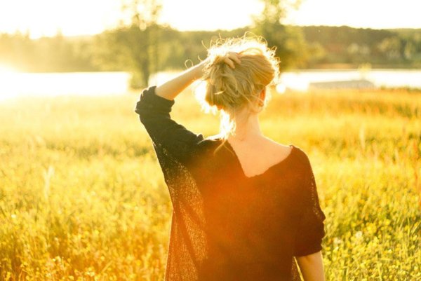 Девушка со спины рисунок