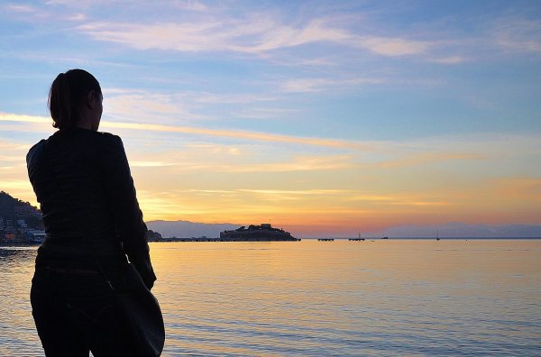 Блондинка с каре со спины