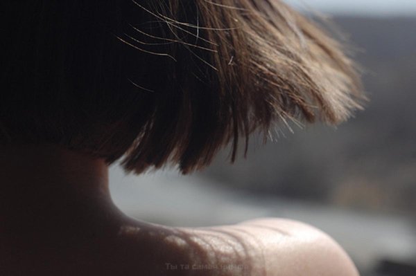 Девушка с короткой стрижкой сзади