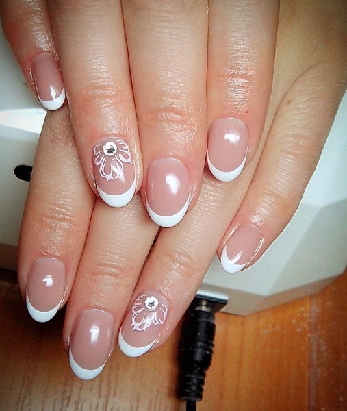 Маникюр французский с рисунком
