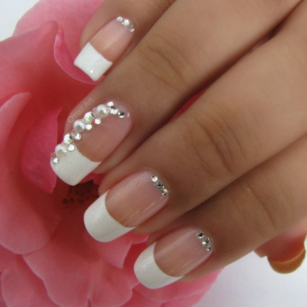 Французский маникюр с рисунком на короткие ногти