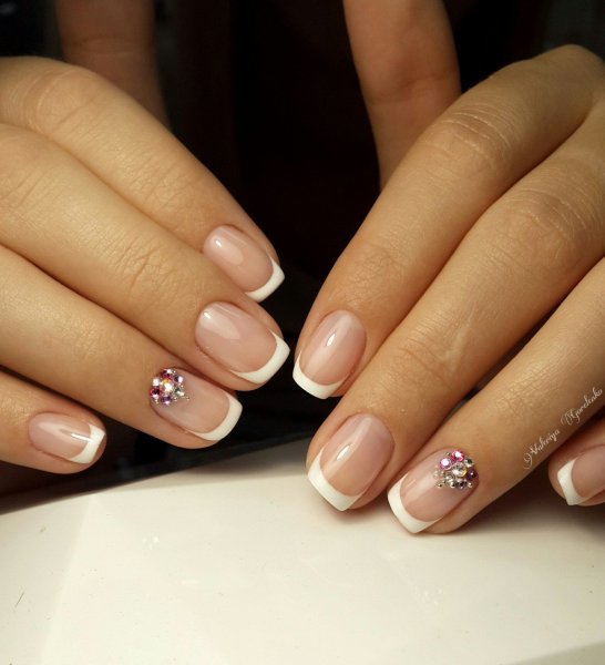 Французский маникюр со стразами