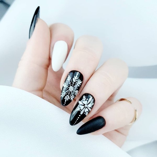 Новогодний маникюр на длинные ногти миндаль