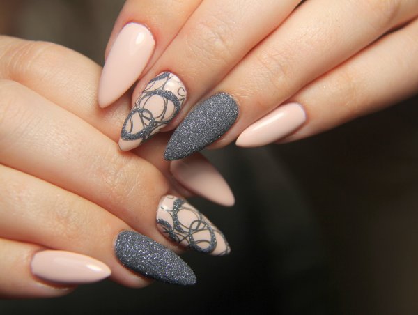 Зимний маникюр на миндалевидные ногти