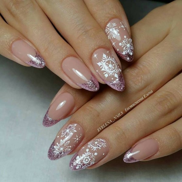 Френч на миндалевидных ногтях на новый год