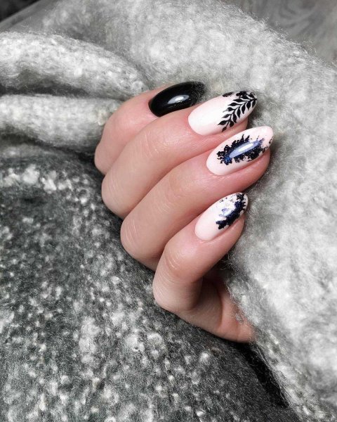 Новогодний маникюр на миндалевидные ногти