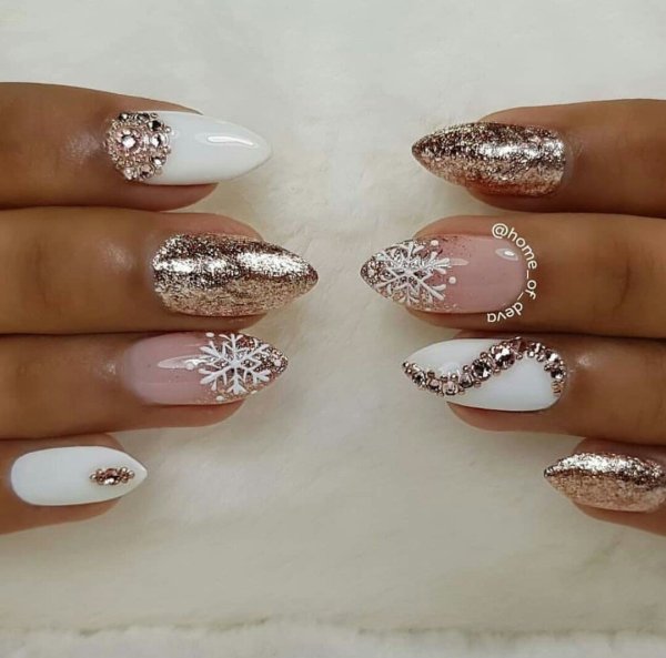 Новогодний маникюр на овальные ногти