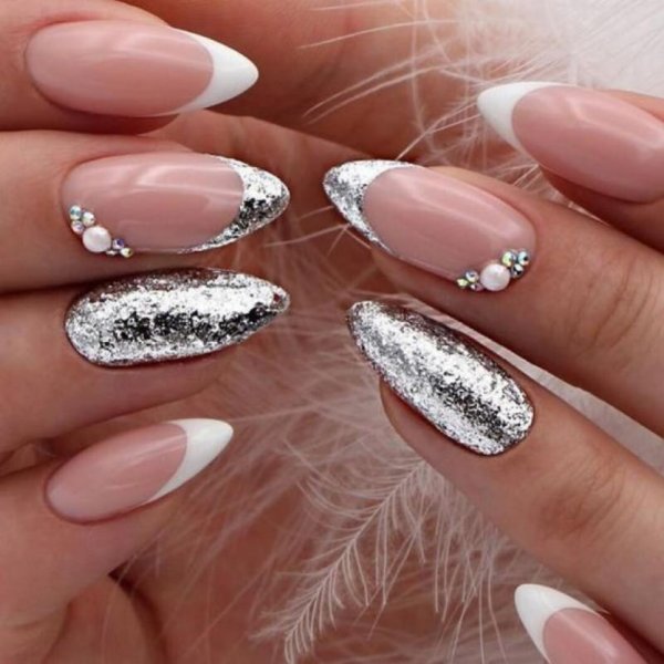 Красивый маникюр с веточкой