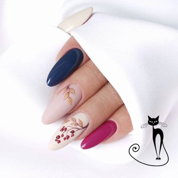 Синий маникюр со стразами