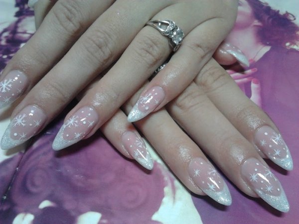 Сиреневый маникюр 2021 миндаль