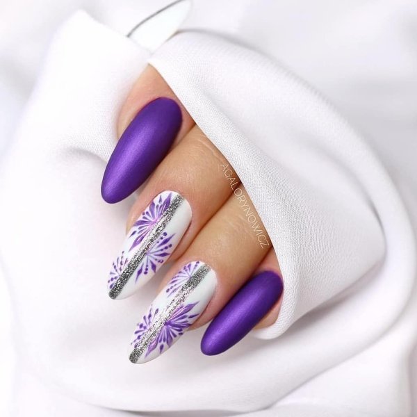 Голубой зимний маникюр миндаль