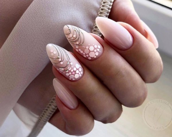 Маникюр френч с блестками Миндальная новогодний