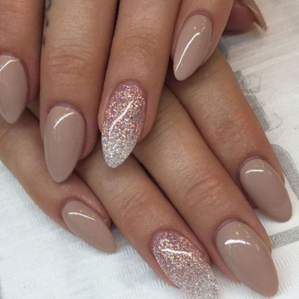 Маникюр бежевый с черным