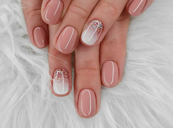 Маникюр светлый френч и втирка