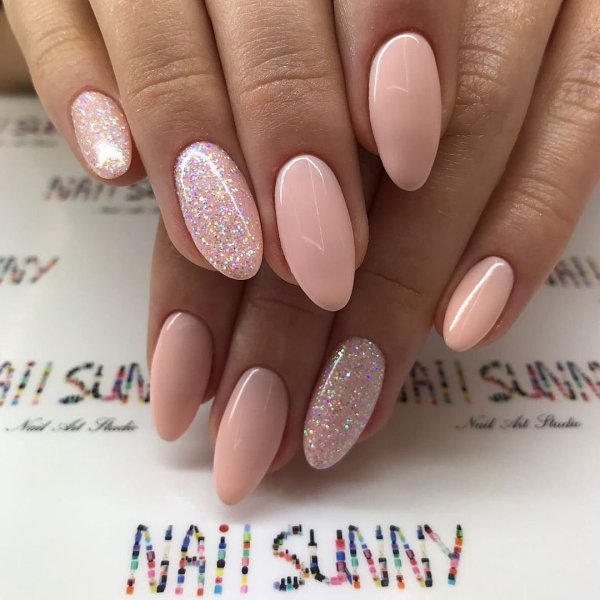 Маникюр на короткие ногти нежные