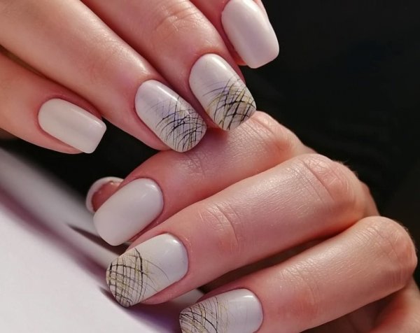 Белый френч на миндалевидных ногтях 2021