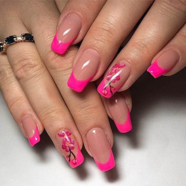 Яркий маникюр