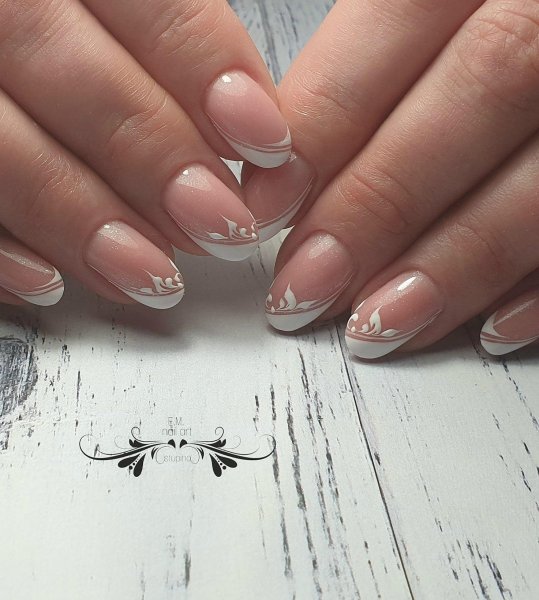 Белый френч на ногтях